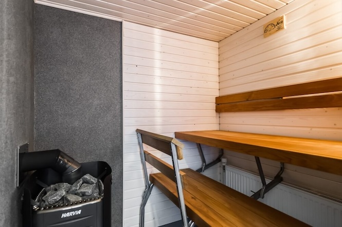 Kuvassa uusi sauna Oulussa. Varmakodilta saat laadukkaat kylpyhuoneremontit ja saunaremontit Oulussa.